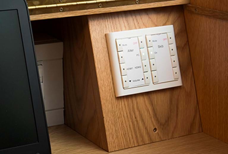 Neets betjeningspaneler monteret i træpult